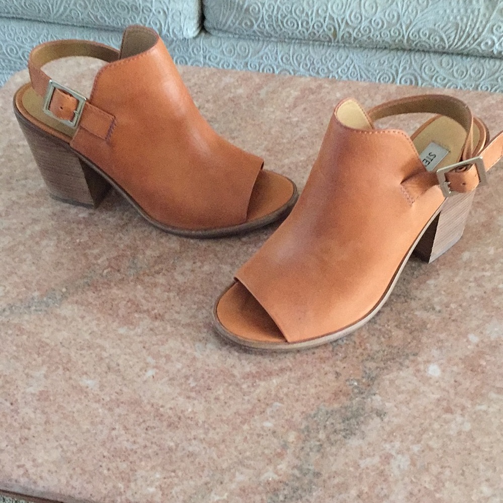 Steve Madden Woman’s size 9 leather sandal.